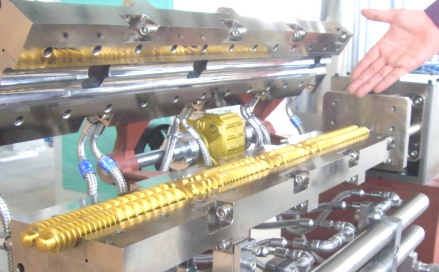 Xinda clam shell twin screw extruder Xinda clam shell twin screw extruder